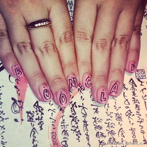 Para comemorar o sucesso de sua música, Charli XCX, escreveu o título da canção nas unhas